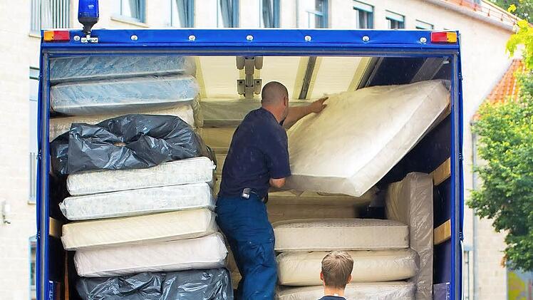 Kräftig wurde angepackt: Das Technische Hilfswerk half beim Einrichten etlicher Notunterkünfte für Flüchtlinge, wie hier in Gleisenau. Foto: Moni Göhr/Landratsamt Haßberge