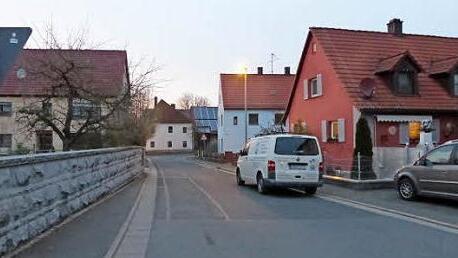 Auch hier in der Gremsdorfer Brückenstraße muss der Kanal ausgewechselt werden.  Foto: Pauline Lindner
