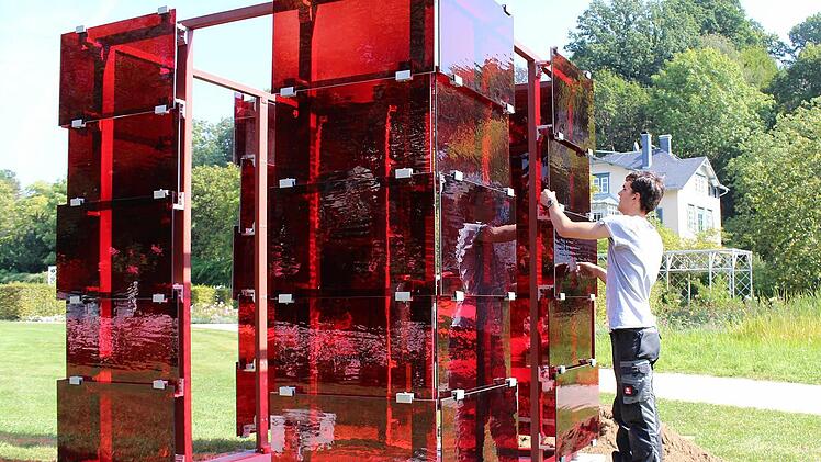 Der Glaskubus im Rosengarten wird aufgestellt. Foto: Ulrike Nauer