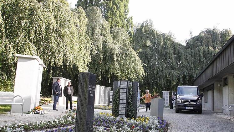 Das neue Gräberfeld neben der Aussegnungshalle am Neuen Friedhof in Forchheim. Foto: Ekkehard Roepert