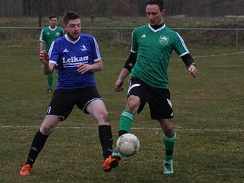 Im Verfolgerduell der A-Klasse 3 ER/PEG stehen sich am Sonntag die DJK Pautzfeld (re. Jonas Haas) und die SpVgg Muggendorf gegenüber. Nur der Sieger bleibt vorerst an der Spitzengruppe dran. Foto: Matthias Hofmann