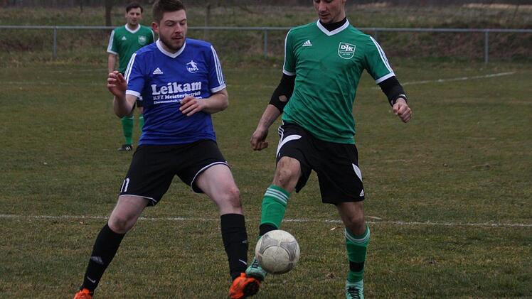 Im Verfolgerduell der A-Klasse 3 ER/PEG stehen sich am Sonntag die DJK Pautzfeld (re. Jonas Haas) und die SpVgg Muggendorf gegenüber. Nur der Sieger bleibt vorerst an der Spitzengruppe dran. Foto: Matthias Hofmann