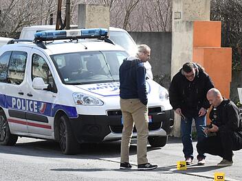 Polizisten nehmen am Tatort einer Schie&szlig;erei in einem Ort am Rande von Carcassonne Spuren auf. Foto: Amenvals Nathalie/MAXPPP/dpa