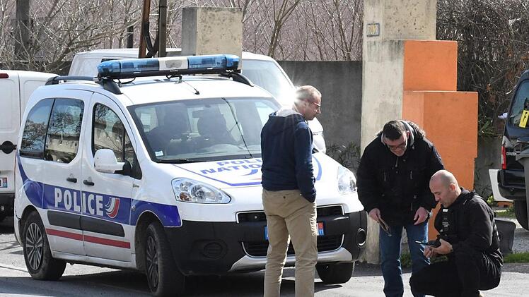 Polizisten nehmen am Tatort einer Schie&szlig;erei in einem Ort am Rande von Carcassonne Spuren auf. Foto: Amenvals Nathalie/MAXPPP/dpa