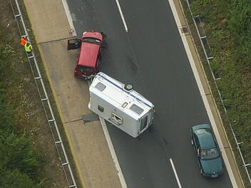 Aus der Luft betrachtet: Unfall auf der A 7  Foto: Stephan Großmann