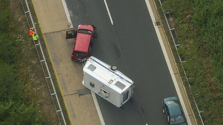 Aus der Luft betrachtet: Unfall auf der A 7  Foto: Stephan Großmann