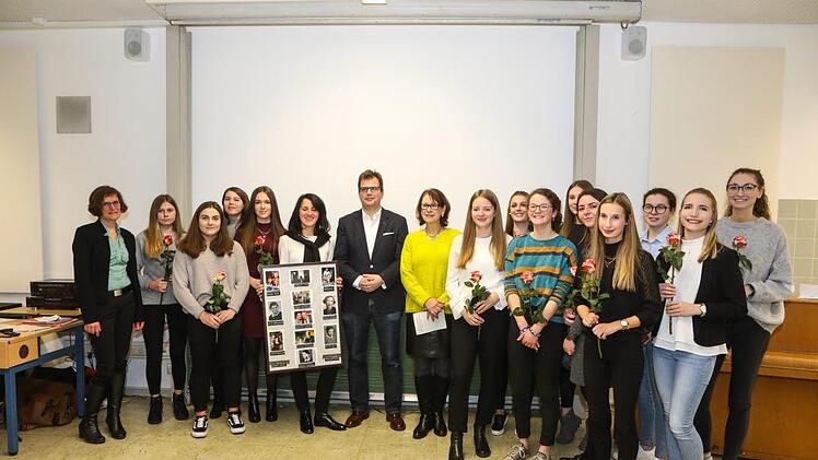 Die Seminarleiterinnen Alina Rölver (links) und Alexandra Franze (Sechste von links) würdigten mit Schulleiterin Brigitte Kaiser und Bürgermeister Christian Lange die wichtige und tiefgründige Arbeit der Schülerinnen. Foto: Barbara Herbst