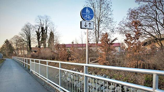 Gemeinder&auml;tin Pia A&szlig;mann pl&auml;diert f&uuml;r eine Beleuchtung des Geh- und Radwegs entlang des "Geiersbaches" bis Himmelkron. Foto: Werner Rei&szlig;aus