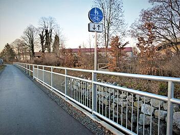 Gemeinderätin Pia Aßmann plädiert für eine Beleuchtung des Geh- und Radwegs entlang des "Geiersbaches" bis Himmelkron. Foto: Werner Reißaus