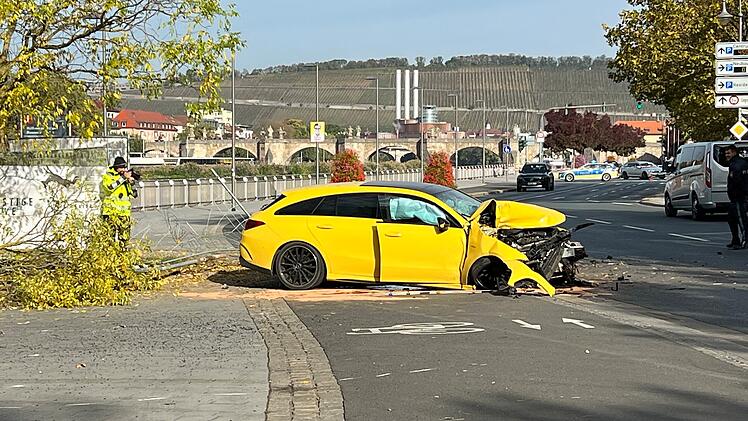 Sportwagenfahrer stirbt bei Unfall in Würzburg