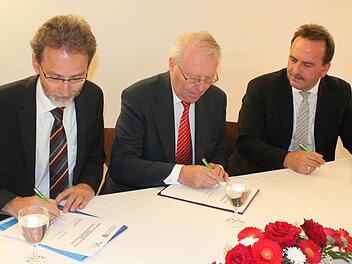 Den Vertrag unterzeichneten Volker Heepen (Nahverkehrsservicegesellschaft Thüringen), Fritz Czeschka (BEG) und Michael Hecht, Geschäftsführer der Erfurter Bahn.  Fotos: Thomas Mäuser