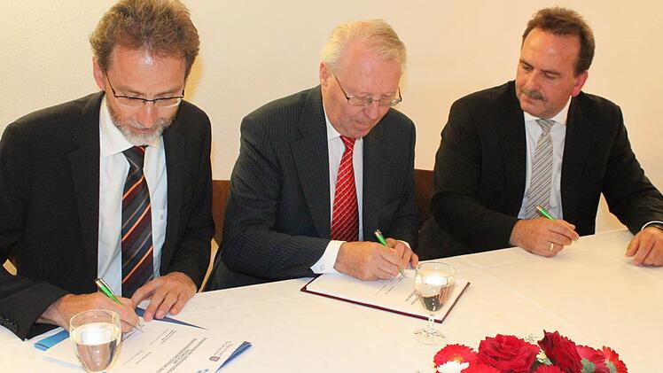 Den Vertrag unterzeichneten Volker Heepen (Nahverkehrsservicegesellschaft Thüringen), Fritz Czeschka (BEG) und Michael Hecht, Geschäftsführer der Erfurter Bahn.  Fotos: Thomas Mäuser