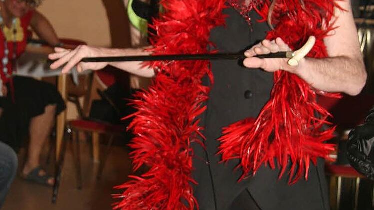 Die schönste Dame des Männerballetts trug eine rote Federboa.