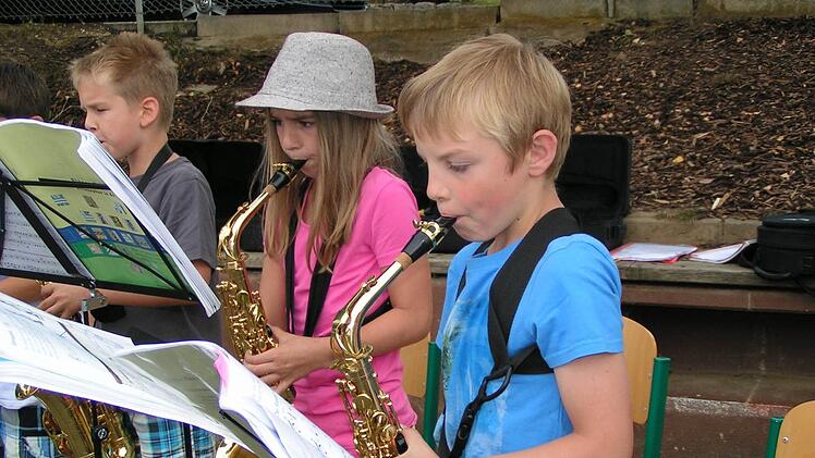 Die Weilersbacher Schüler zeigen, was sie im vergangenen Jahr an ihren Instrumenten gelernt haben. Fotos: Amon