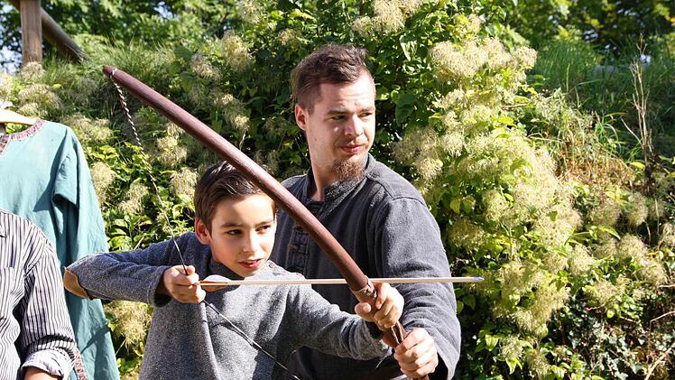 Johannes Adler übt mit dem elfjährigen David am Bogen.