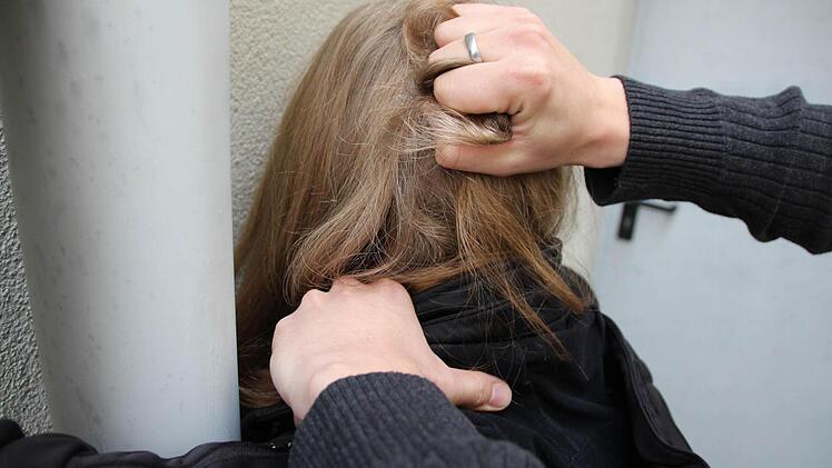 Die Gewaltattacke auf seine Ex-Freundin - hier ein Symbolfoto - brachte den 34-jährigen Kronacher nun für drei Jahre ins Gefängnis. Foto: Archiv/Benedikt Borst