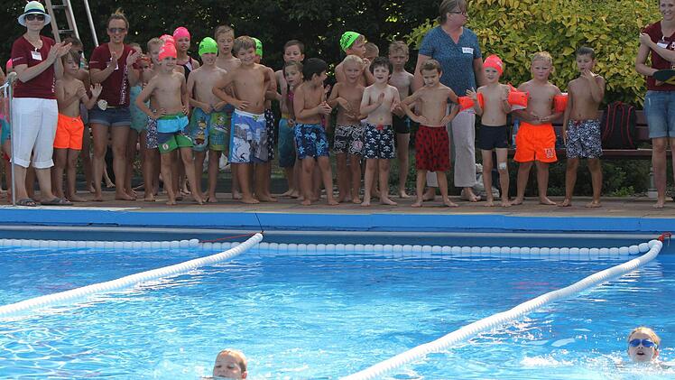 Mit Begeisterung waren die Kinder und Jugendlichen beim Schwimmen dabei.