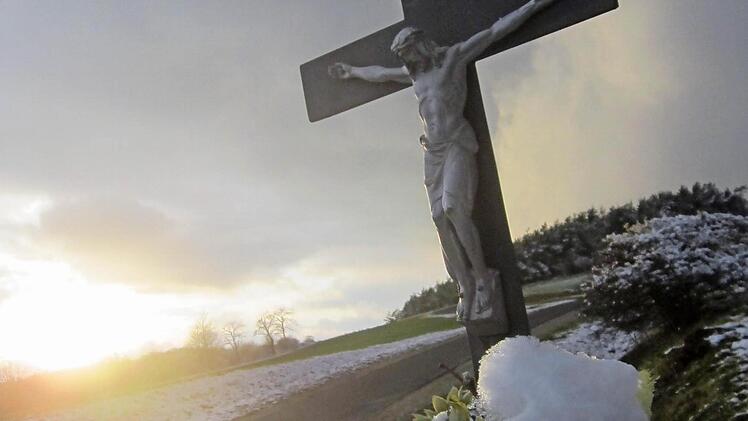 Eine Wolkenfront zieht über der Jura-Hochfläche heran - hier ein Feldkreuz bei Dörrnwasserlos. Fotos: Matthias Einwag