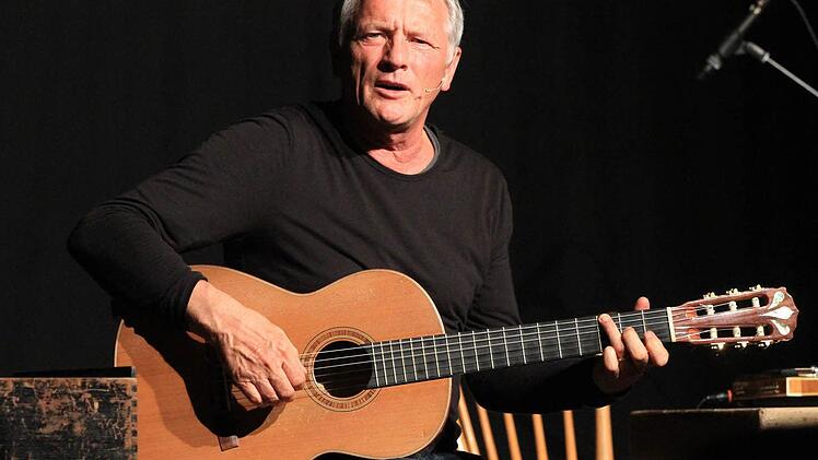 Vielseitig musikalisch, authentisch und fuchsschlau: Der Oberbayer Josef Brustmann beim fränkischen Kulturherbst im Ellertal.Foto: Bertram Wagner