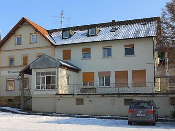 Nach dem brutalen Tötungsdelikt an einem jungen Asylbewerber am vergangenen Freitag, haben Kripobeamte nun zwei tatverdächtige Männer festgenommen. Die Tatverdächtigen hätten den 26-Jährigen getötet, um ihm Geld und Wertgegenstände wegzunehmen und um die Offenbarung eines weiteren Tatplanes zu verhindern. Foto: Barbara Herbst