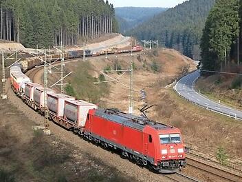 Ein Güterzug im Frankenwald. Bis 2020 sollen Bahnunternehmen ihre Waggons austauschen oder umrüsten, damit sie leiser werden. Foto: Deutsche Bahn/Jochen Schmidt