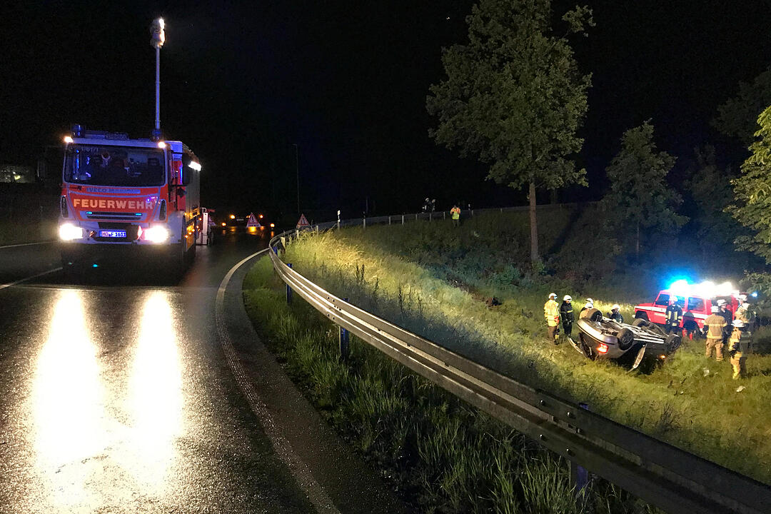 Auto kommt bei Hof von B15 ab