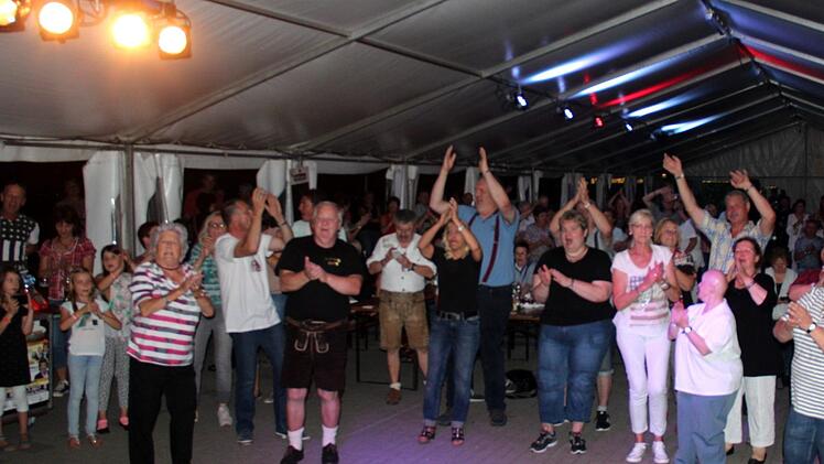 Die Stimmung im Neuhauser Zelt war bombig.