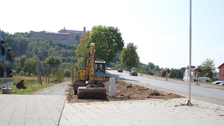 Mitarbeiter der Baufirma Günther sind zur Zeit damit beschäftigt, die Behelfsstraße anzulegen.Foto: Katrin Geyer