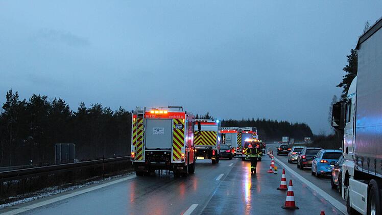 Ein Auffahrunfall ereignete sich am fr&uuml;hen Montagabend auf der A7 in Fahrtrichtung Fulda kurz vor der kurz vor der Ausfahrt Bad Br&uuml;ckenau/ Volkers. Foto:   Feuerwehr Bad Br&uuml;ckenau/ Sebastian Gerr