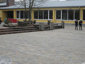 Der Pausenhof der Johannes-Petri-Teilschule in Fuchsstadt wird endgültig mit drei Klapppfosten versehen, um ihn auch als Spielfläche von parkenden Fahrzeugen freizuhalten.  Fotos: Winfried Ehling