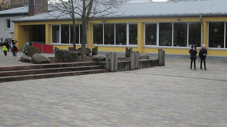 Der Pausenhof der Johannes-Petri-Teilschule in Fuchsstadt wird endgültig mit drei Klapppfosten versehen, um ihn auch als Spielfläche von parkenden Fahrzeugen freizuhalten.  Fotos: Winfried Ehling