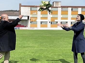Statt eines Fußballs warf der Bamberger CSU-Landtagsabgeordnete Holger Dremel seiner Parteikollegin, der Bundestagsabgeordneten Emmi Zeulner, im Karl-Fleschutz-Stadion einen Blumenstrauß und Glückwünsche zur Nominierung zu.