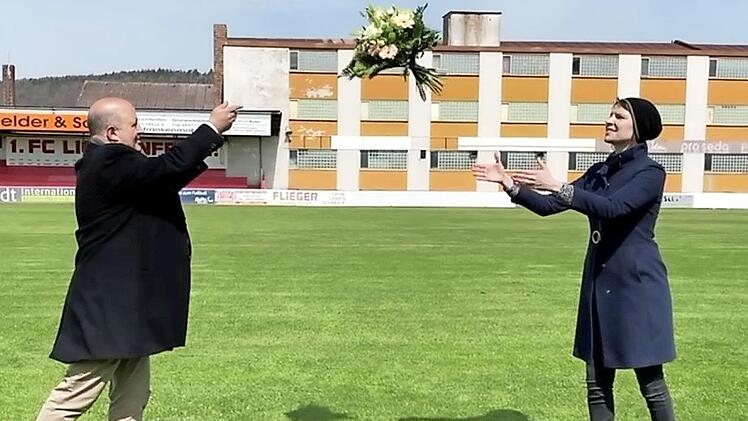 Statt eines Fußballs warf der Bamberger CSU-Landtagsabgeordnete Holger Dremel seiner Parteikollegin, der Bundestagsabgeordneten Emmi Zeulner, im Karl-Fleschutz-Stadion einen Blumenstrauß und Glückwünsche zur Nominierung zu.