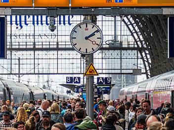 Reisende im Frankfurter Hauptbahnhof