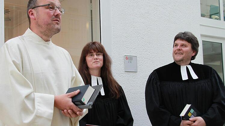 Pastoralreferent Josef Ellner, Pfarrerin Anja Bautz und Pfarrer Helmuth Bautz (von links) bei der EInweihungsfeier