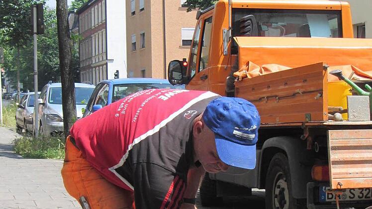 Viel zu tun: Mitarbeiter des Baubetriebs der Stadt muss die aufgeworfenen Pflasterbeläge glätten.