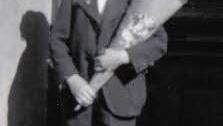 Ersten Schultag im August 1943: für Friedrich Karl Hohmann in Frankfurt am Main: Bereits drei Wochen nach der Einschulung wurde die Glauburgschule erheblich beschädigt,so dass die Schüler in die Kleistschule verlegt wurden. Für Hohmann folgte eine Odyssee durch insgesamt 12 Schulen querdurch Hessen.