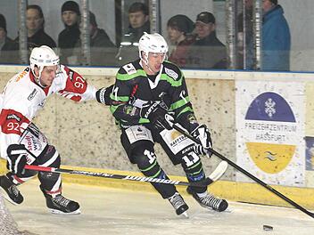 Haßfurts Dennis Friedberger (links) versucht an den Puck zu kommen. Der Mitterteicher Christoph Schönberger weiß dies aber geschickt zu verhindern.