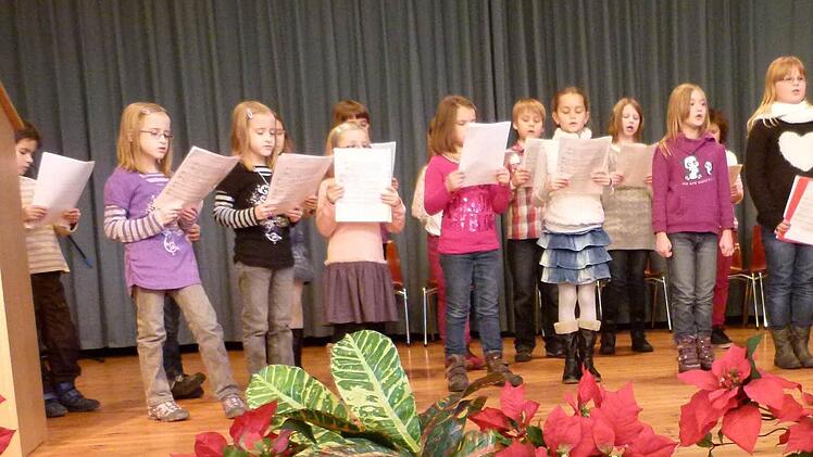 Viel Applaus gab es für den katholischen Kinderchor. Foto: Werner Oetter