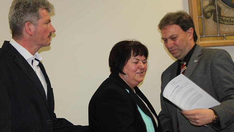 Sie führen die Gemeinde als Bürgermeister weiterhin: Christian Schulz, Klaus Löffler und Monika Barnickel (alle CSU). Foto: Veronika Schadeck