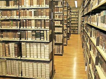 So sah das Bibliotheksmagazin im Kloster Altstadt aus. Seit 2013 ist der Bestand Eigentum der Diözese Würzburg. Fotos: pow