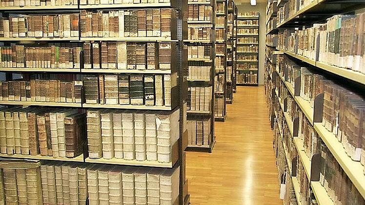 So sah das Bibliotheksmagazin im Kloster Altstadt aus. Seit 2013 ist der Bestand Eigentum der Diözese Würzburg. Fotos: pow
