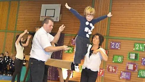 Viel Spaß machte es den "schwebenden Flöckchen" vom Kinderturnen, nach einer Balanceübung vom Schwebebalken abzuspringen.