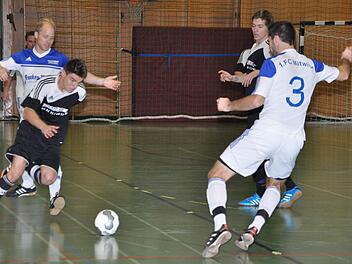 Der Bezirksligist FC Mitwitz mit Johannes Müller (hinten links) und Mark Hofmann (rechts) rechnet sich gute Chancen aus, bei der Endrunde der Herren ein gewichtiges Wörtchen um den Titel mitzureden. Foto: Herbert Kalb