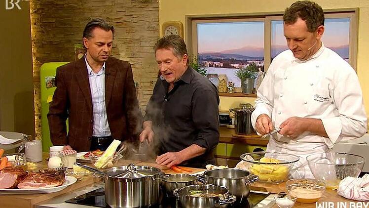 Wie ein Fernsehkoch: Peter Stübinger aus Oberzettlitz erklärt "Wir in Bayern"-Moderator Michael Sporer (links) und Spitzenkoch Alfred Fahr (rechts), wie man "Schwarzfleisch und Kließ" kocht. Repro: BR