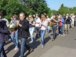 Die Musiker aus mehreren Orten bildeten ein großes Orchester beim bewegten Pilgergang nach Ziegelanger. Foto: Wolfgang Ortloff