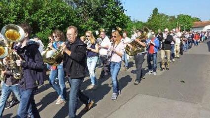 Die Musiker aus mehreren Orten bildeten ein großes Orchester beim bewegten Pilgergang nach Ziegelanger. Foto: Wolfgang Ortloff
