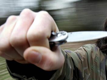 Mit einem Messer stach der Mann in Scheinfeld auf seine Mutter ein. Symbolfoto: dpa