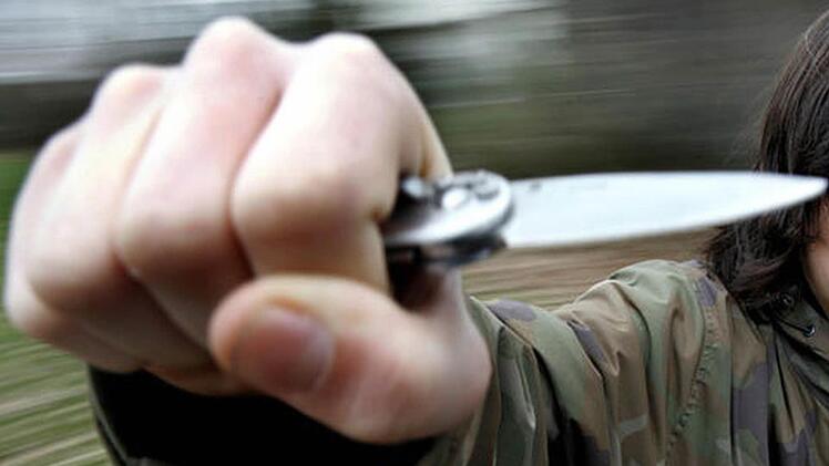 Mit einem Messer stach der Mann in Scheinfeld auf seine Mutter ein. Symbolfoto: dpa