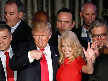 Der damalige republikanische Präsidentschaftskandidat Donald Trump (l) und seine Wahlkampfmanagerin Kellyanne Conway winken in der Wahlnacht am 08.11.2016 in New York, USA, der Menge zu. Foto: Shawn Thew/EPA/dpa